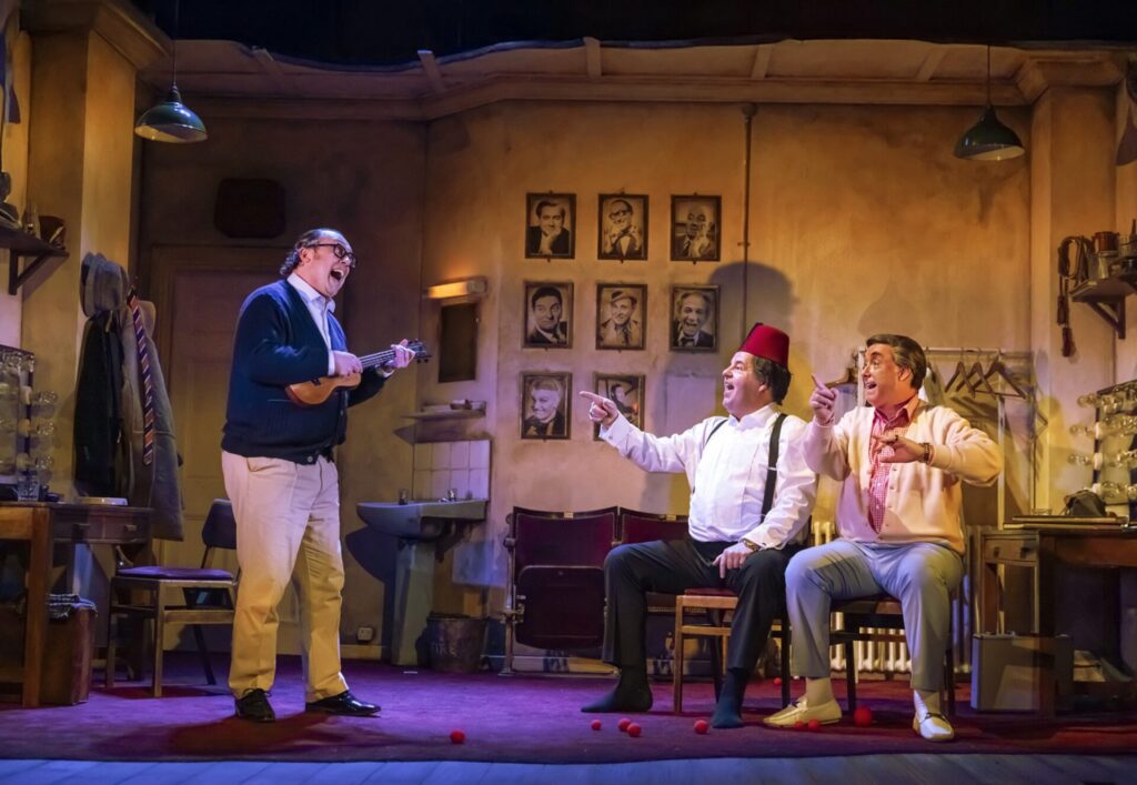 خرید بلیط تئاتر کمدی ؛ تجربه‌ای شاد و یادماندنی با تخفیف از گیشه پلاس